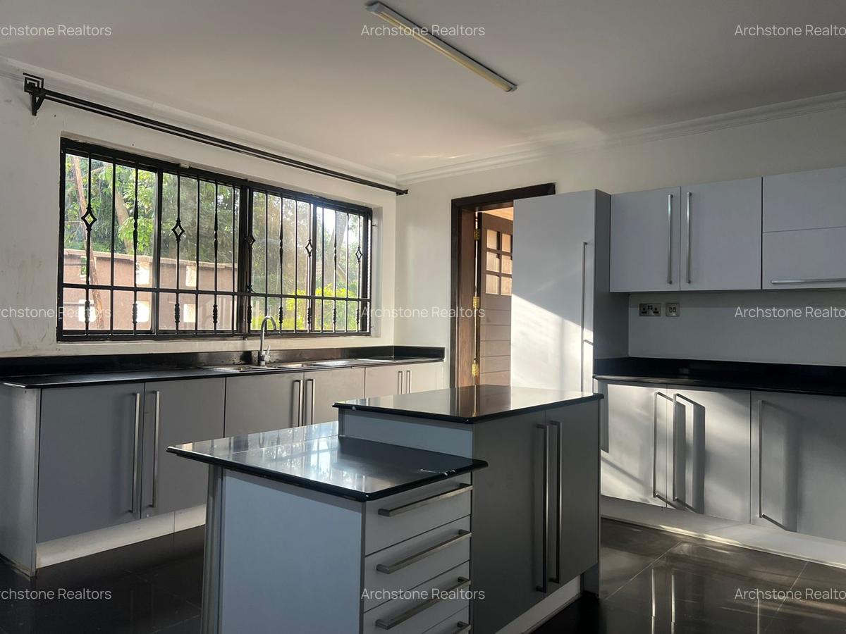 7 Bed House with En Suite in Runda - 4