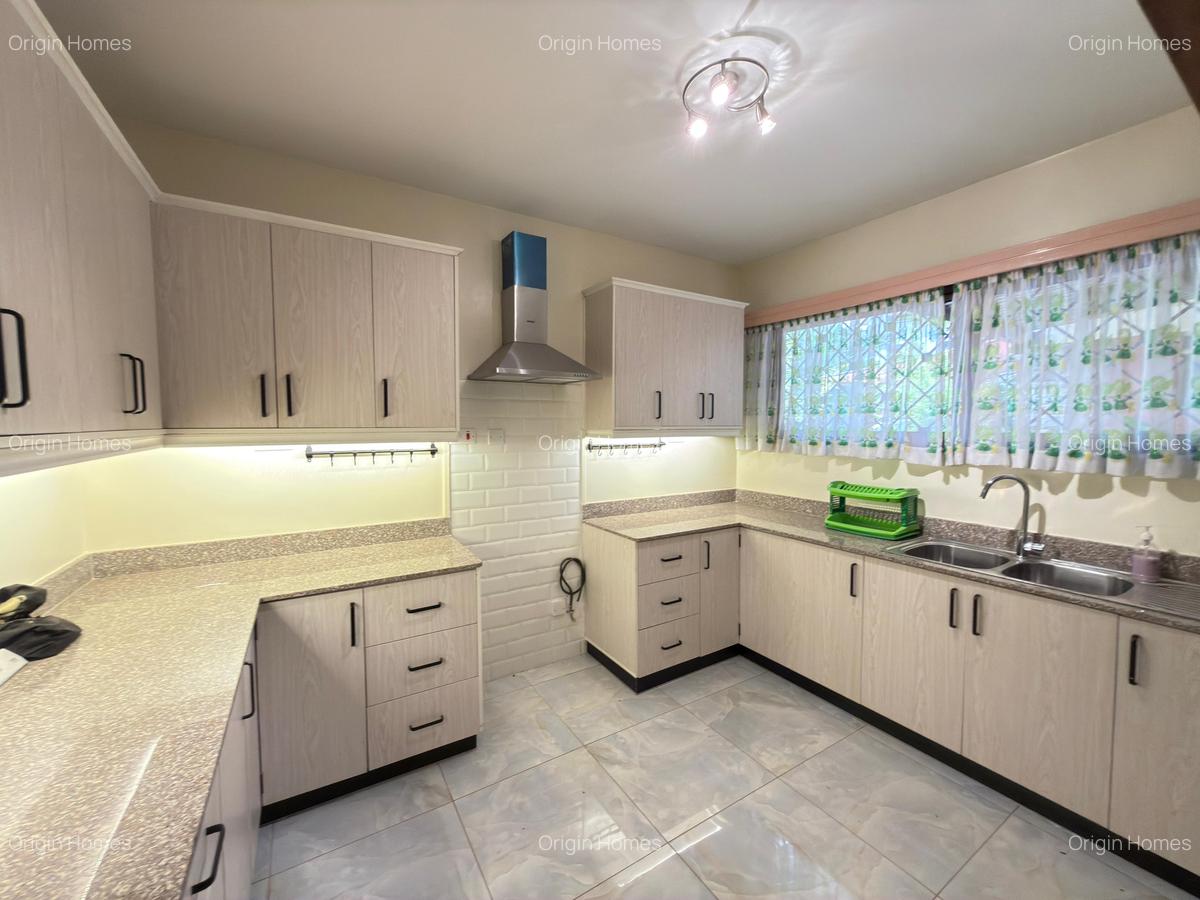 4 Bed House with En Suite at Lavington - 10