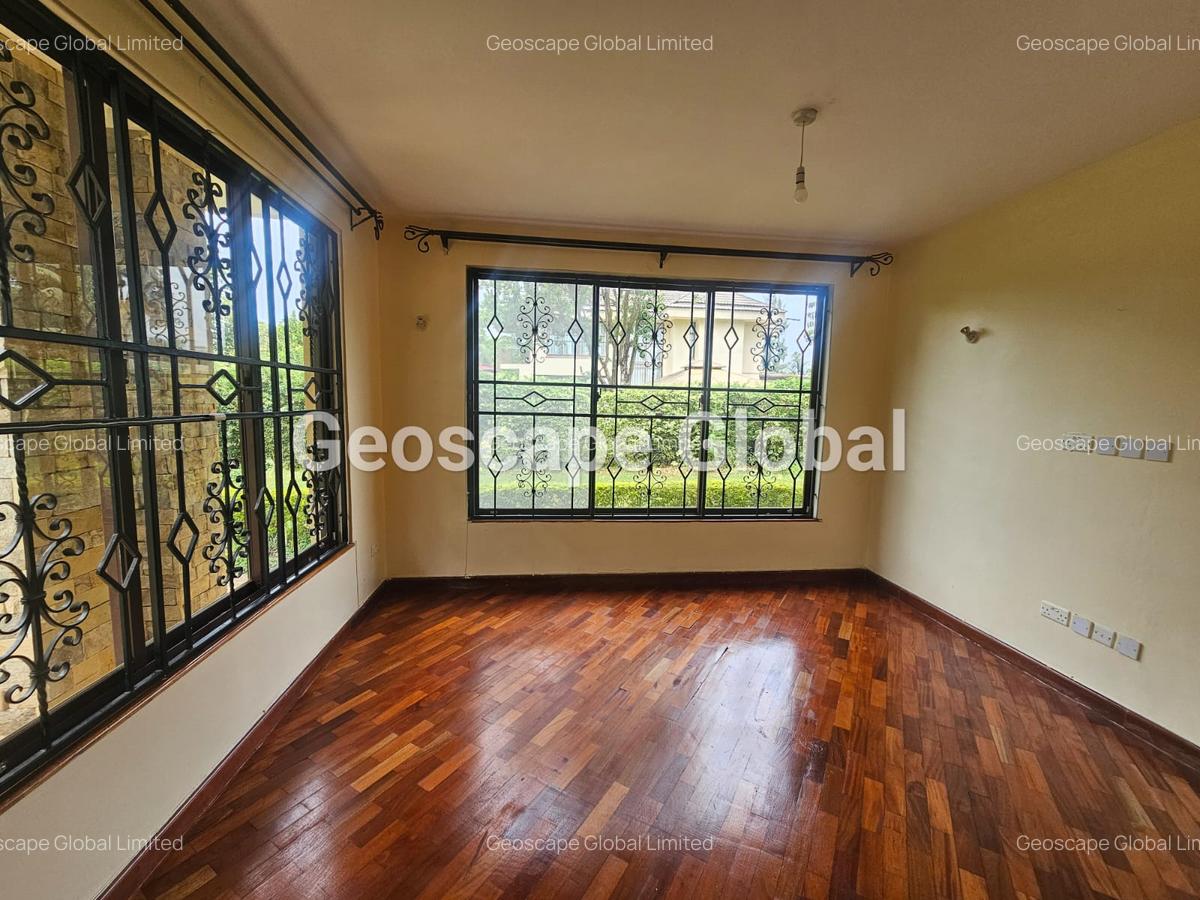 4 Bed House with En Suite in Ridgeways - 9