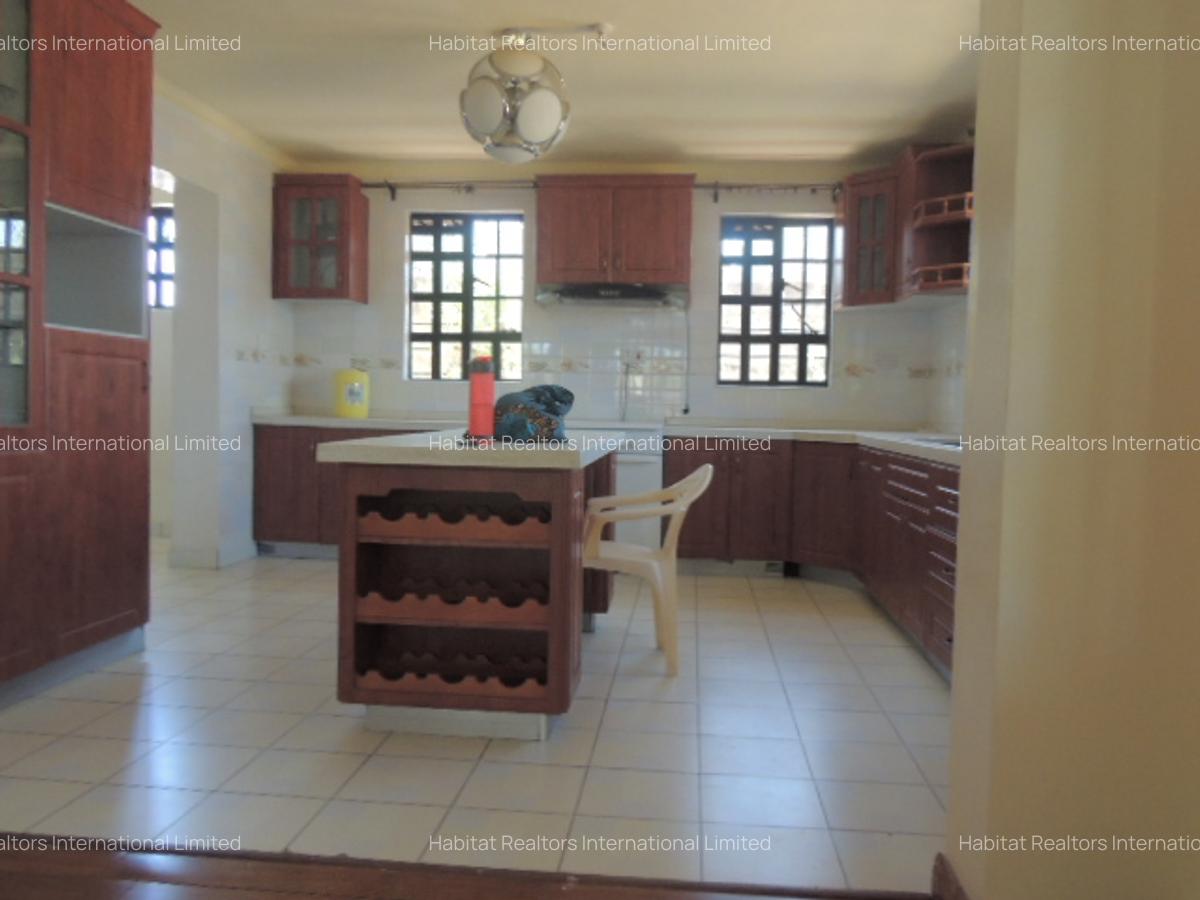 4 Bed Townhouse with En Suite at Chuna - 4