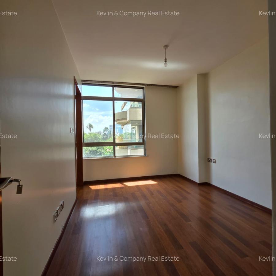 3 Bed Apartment with En Suite in Parklands - 10