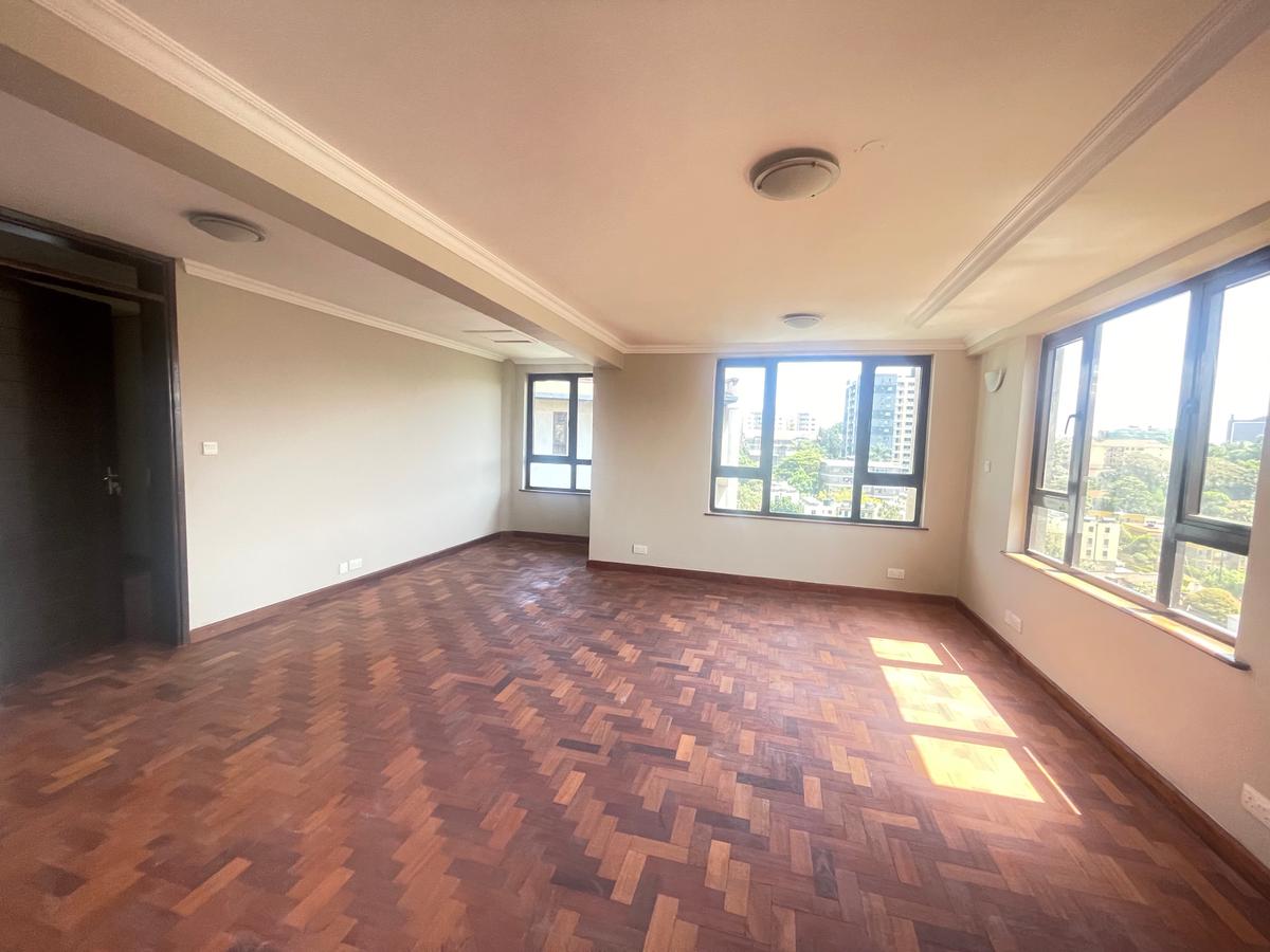 4 Bed Apartment in Riverside - 4