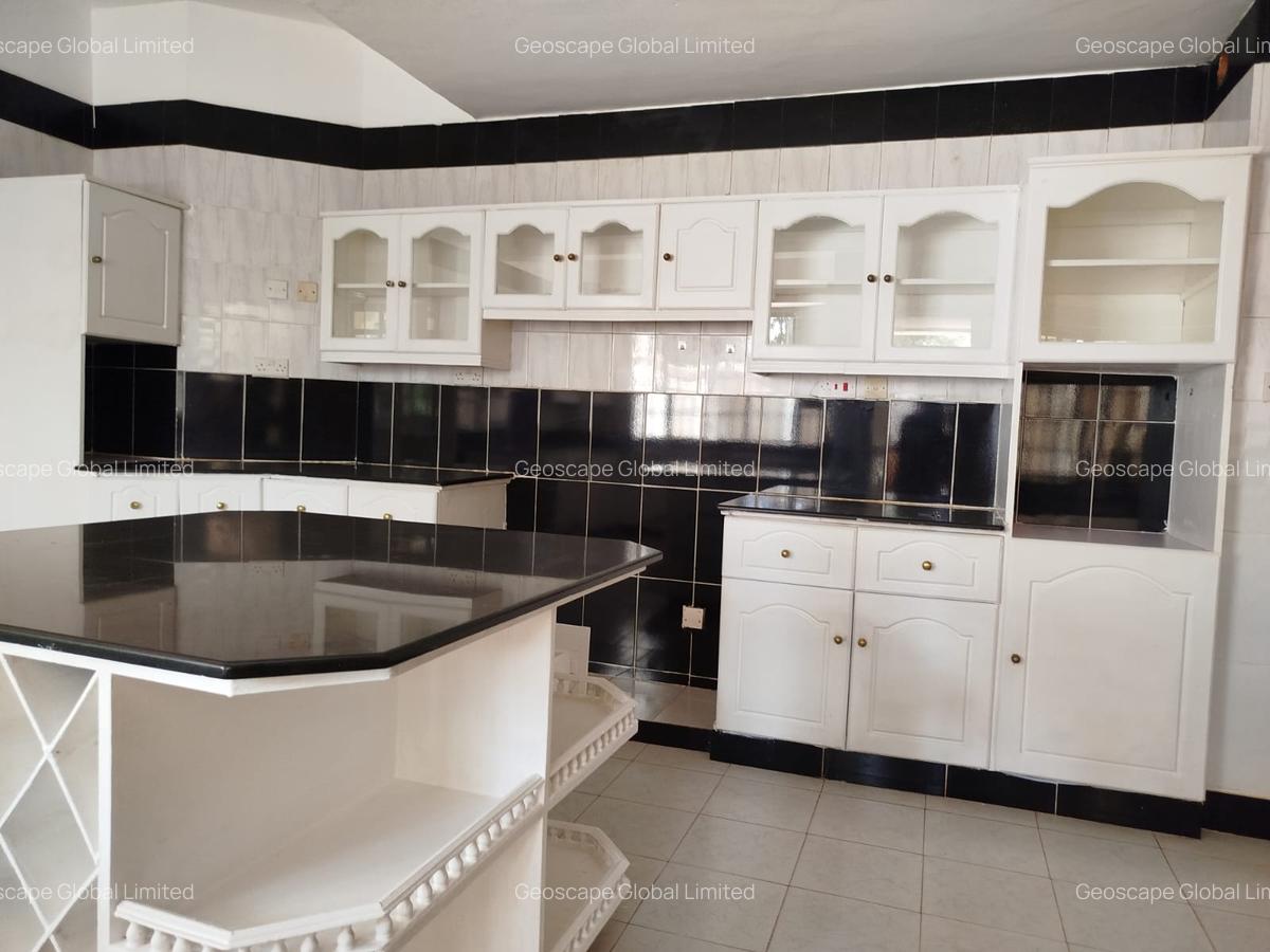 5 Bed House with En Suite in Runda - 7