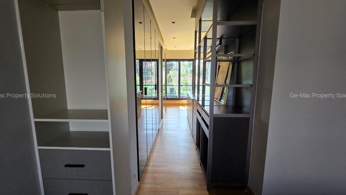 5 Bed House with En Suite in Lavington - 13