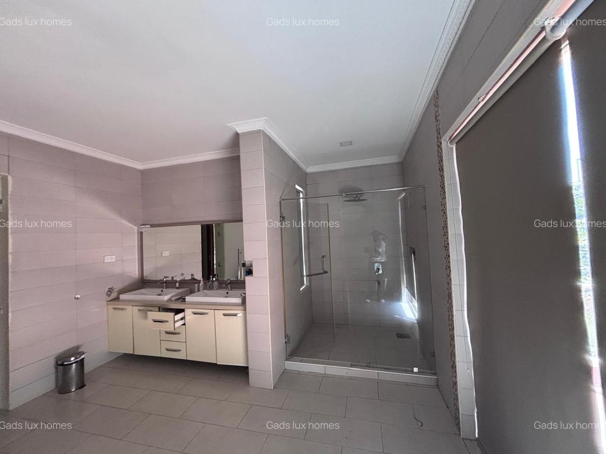 5 Bed Villa with En Suite at Lavington - 6