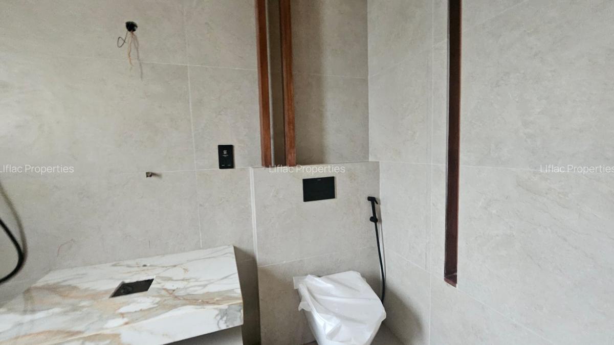 5 Bed House with En Suite in Runda - 14