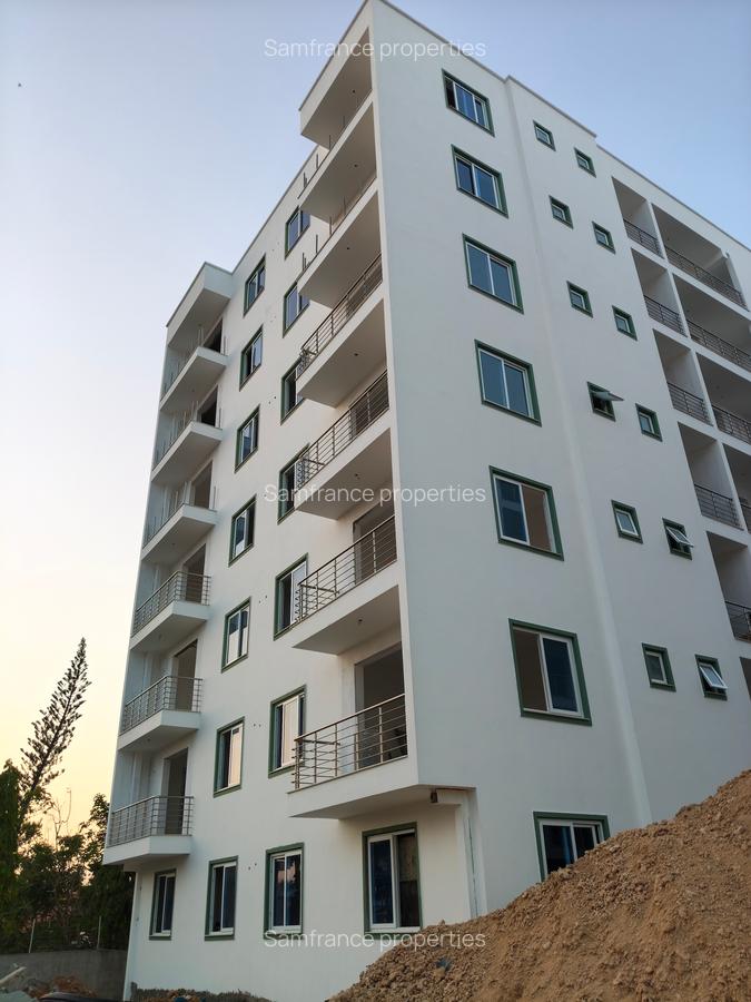 Serviced 2 Bed Apartment with En Suite at Links Road - 1