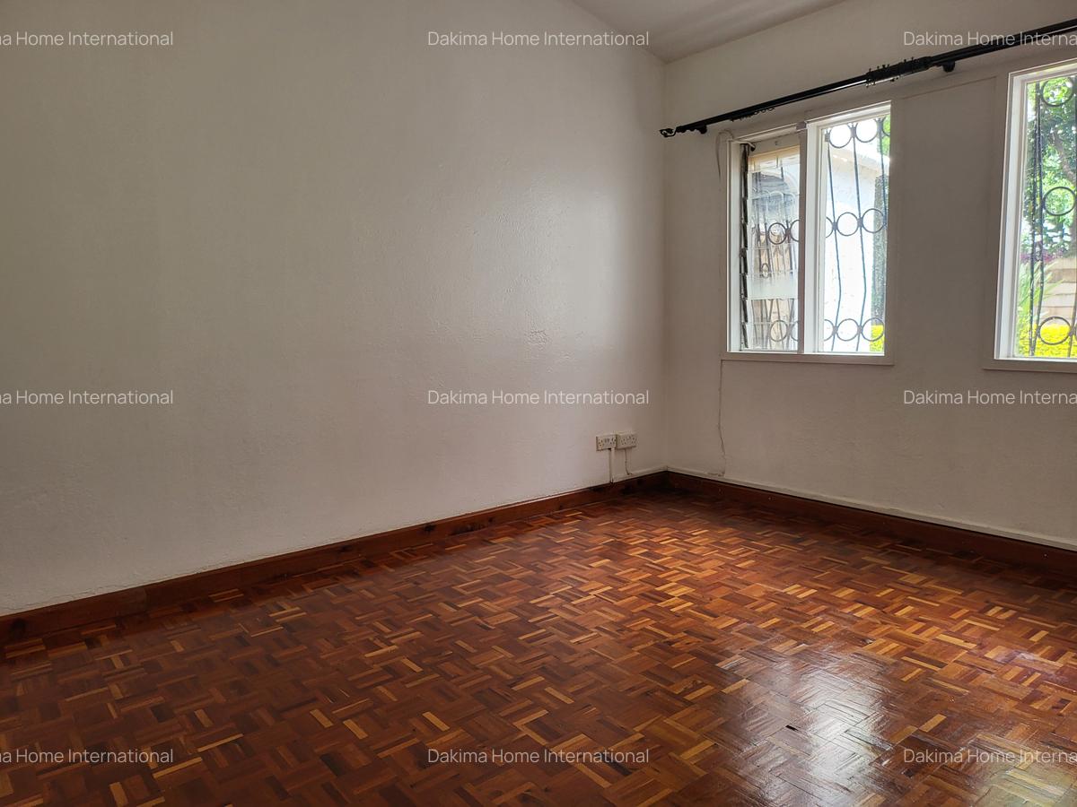 4 Bed House with En Suite in Hill View - 15