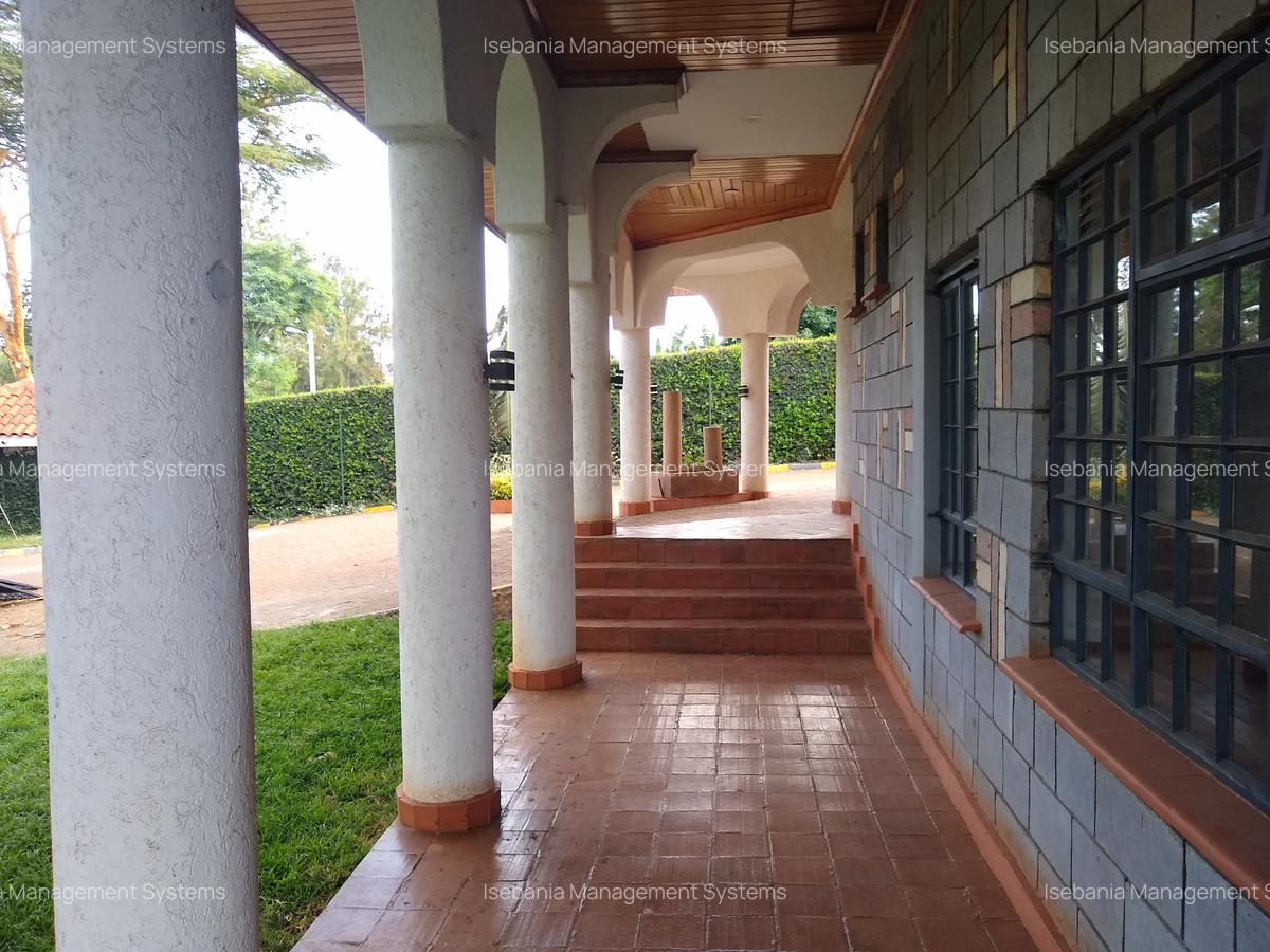 5 Bed House with En Suite at - 3