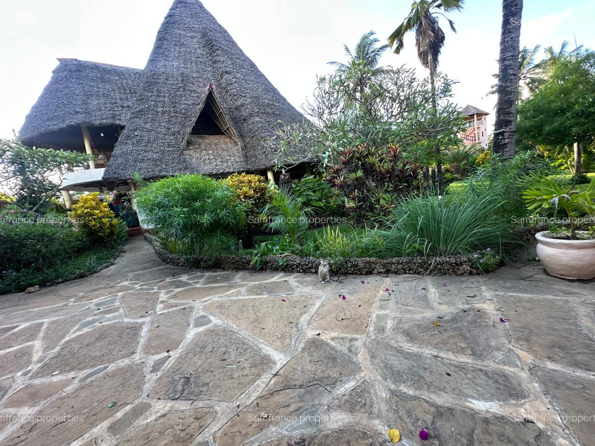 5 Bed Villa with En Suite at Beach Road - 9