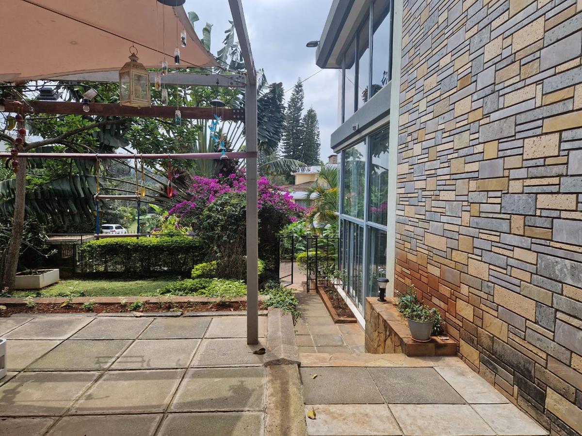 5 Bed House with En Suite in Lavington - 4