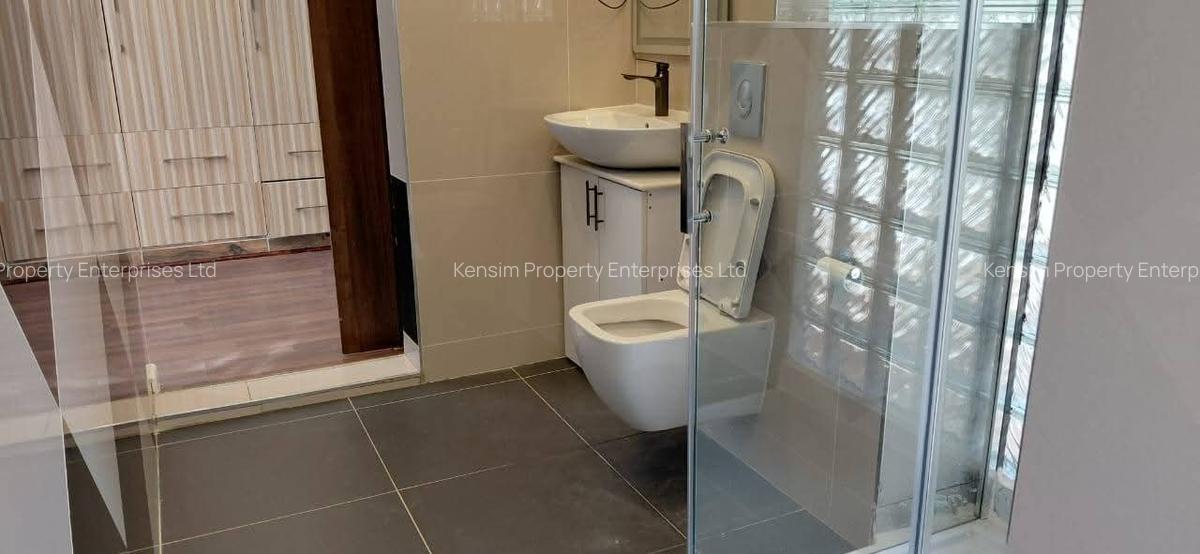 5 Bed House with En Suite in Runda - 9