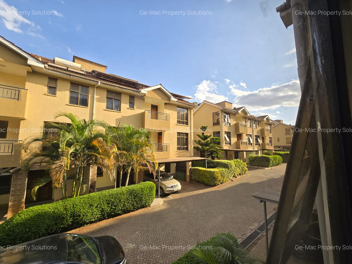 5 Bed House with En Suite in Lavington - 20