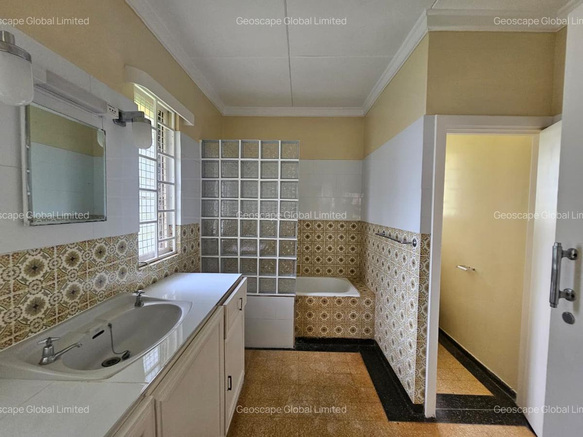 4 Bed House with En Suite in Rosslyn - 4