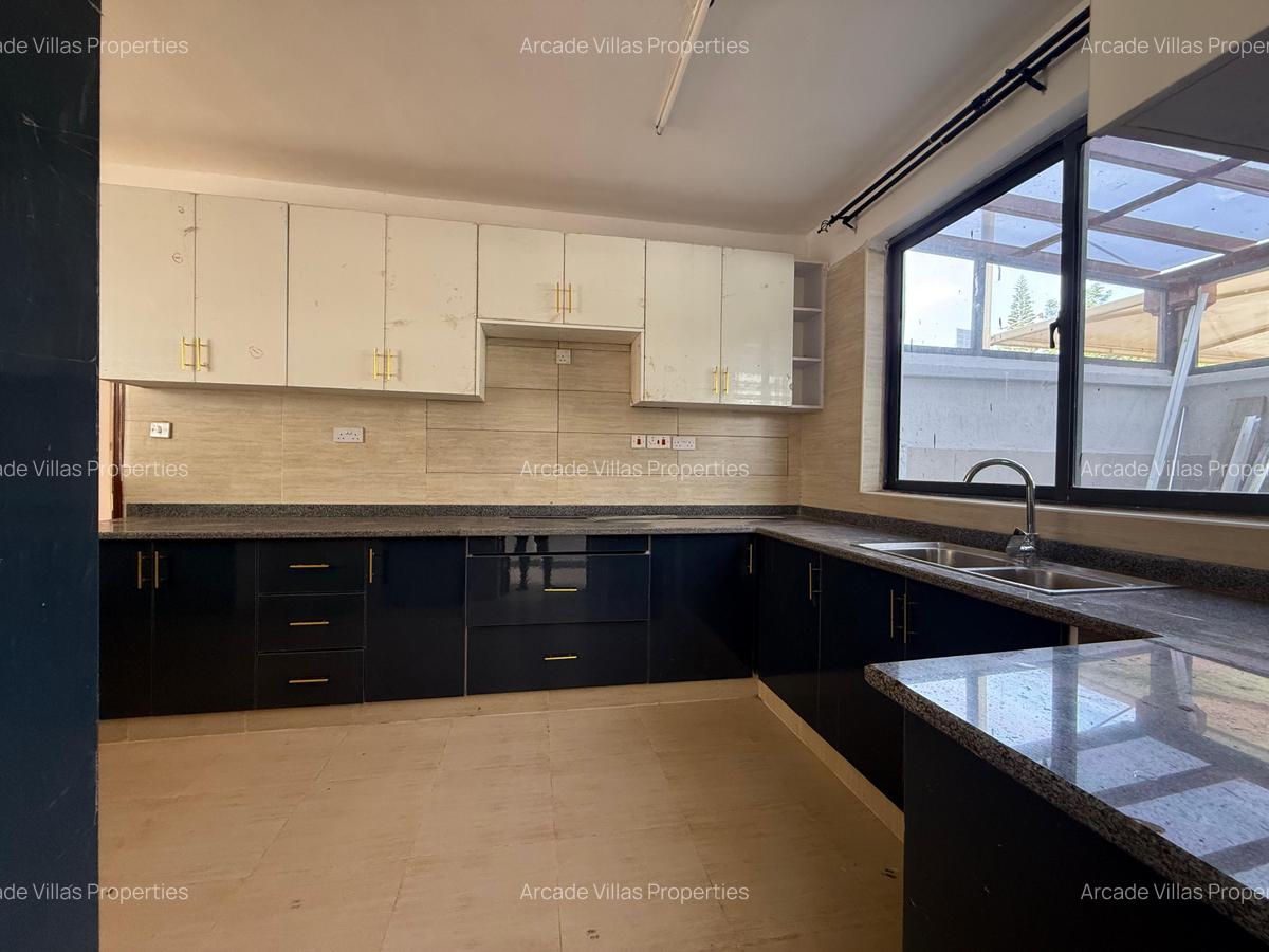 5 Bed Townhouse with En Suite in Lavington - 12