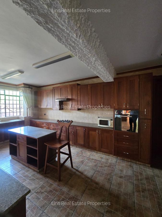 5 Bed Townhouse with En Suite in Lavington - 3