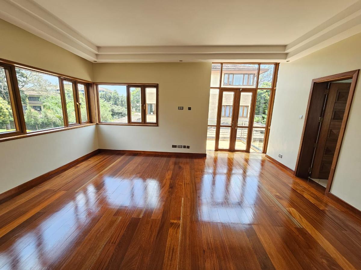 5 Bed House with En Suite in Lavington - 6