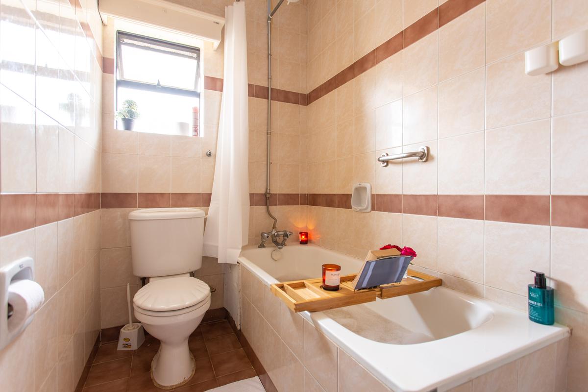 Serviced 1 Bed Apartment with En Suite at Lantana Road - 4