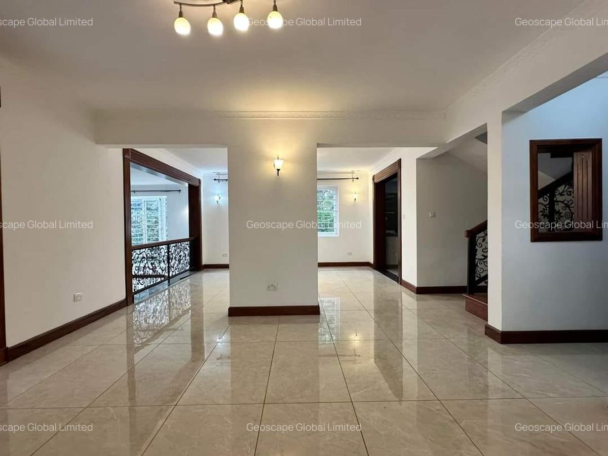 5 Bed House with En Suite in Rosslyn - 11