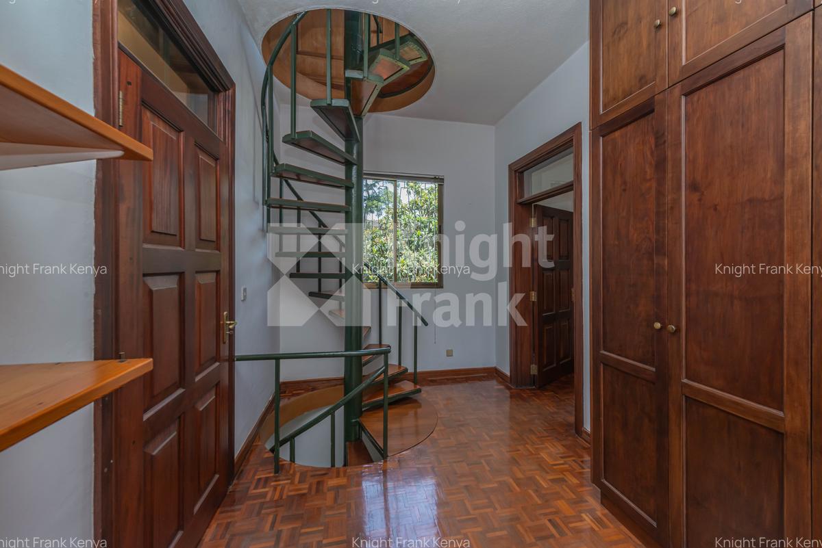 10 Bed House with Garden at Rosslyn Lone Tree - 16