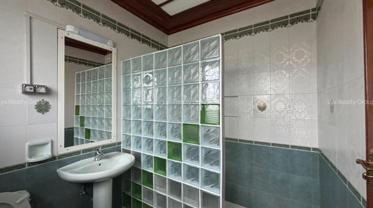 5 Bed Villa with En Suite in Runda - 6