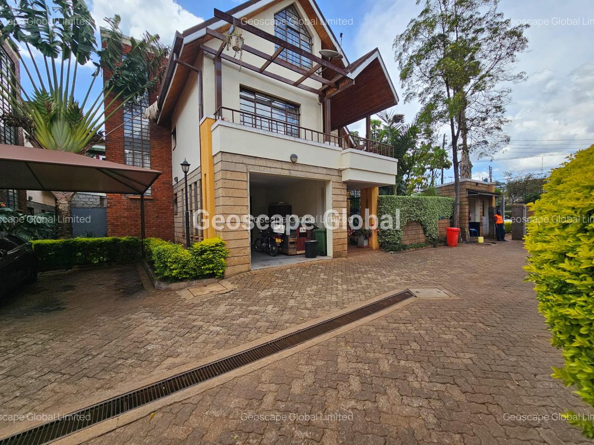 4 Bed House with En Suite in Lavington - 1