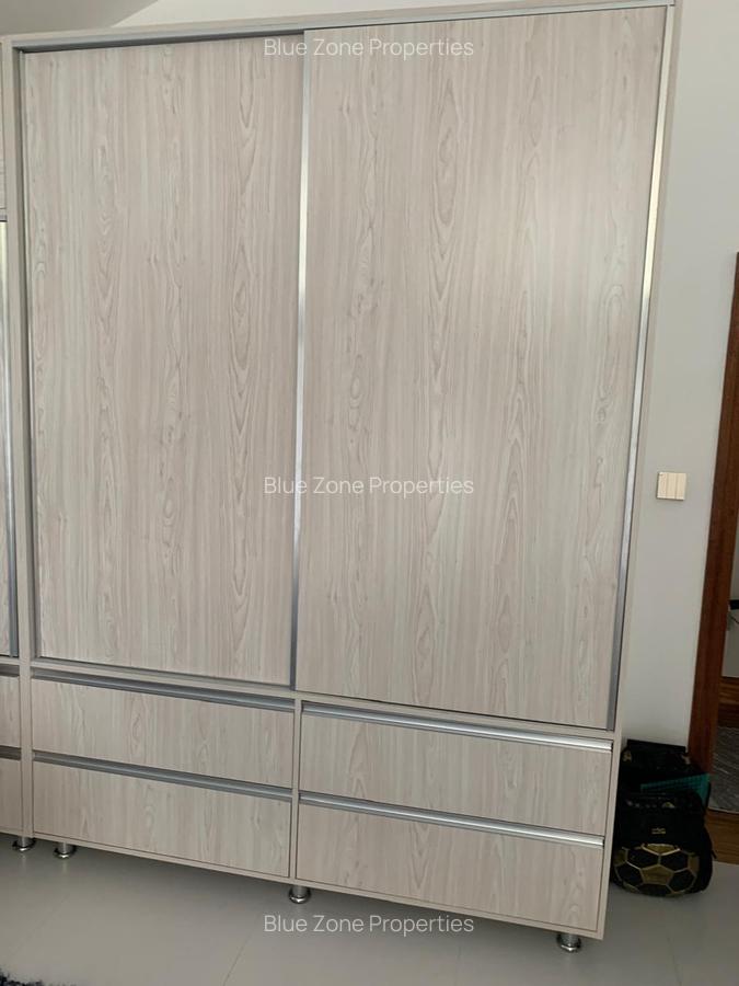 3 Bed Townhouse with En Suite at Close To Un - 14