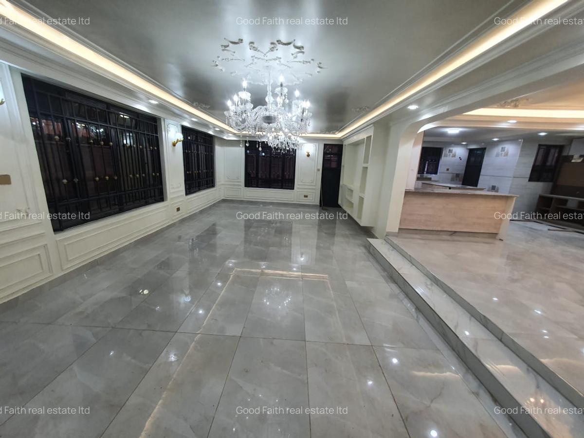 6 Bed House with En Suite in Ridgeways - 3