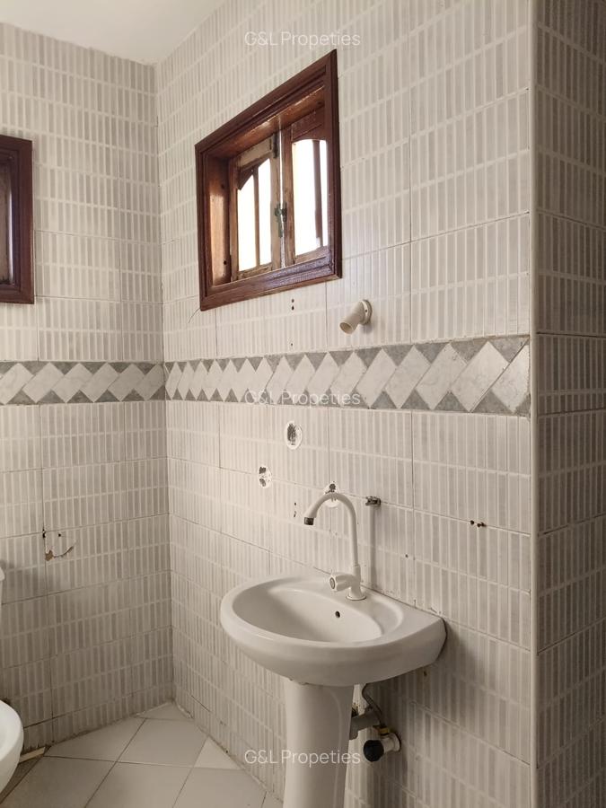 4 Bed Apartment with En Suite at Links Road - 6