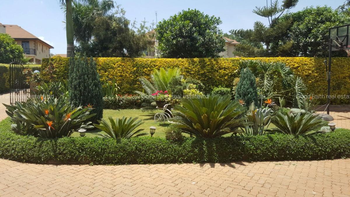 5 Bed House with En Suite in Runda - 4