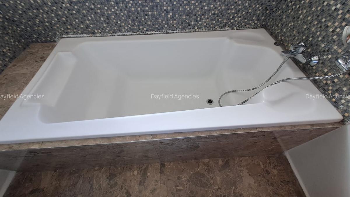 5 Bed House with En Suite in Lavington - 9