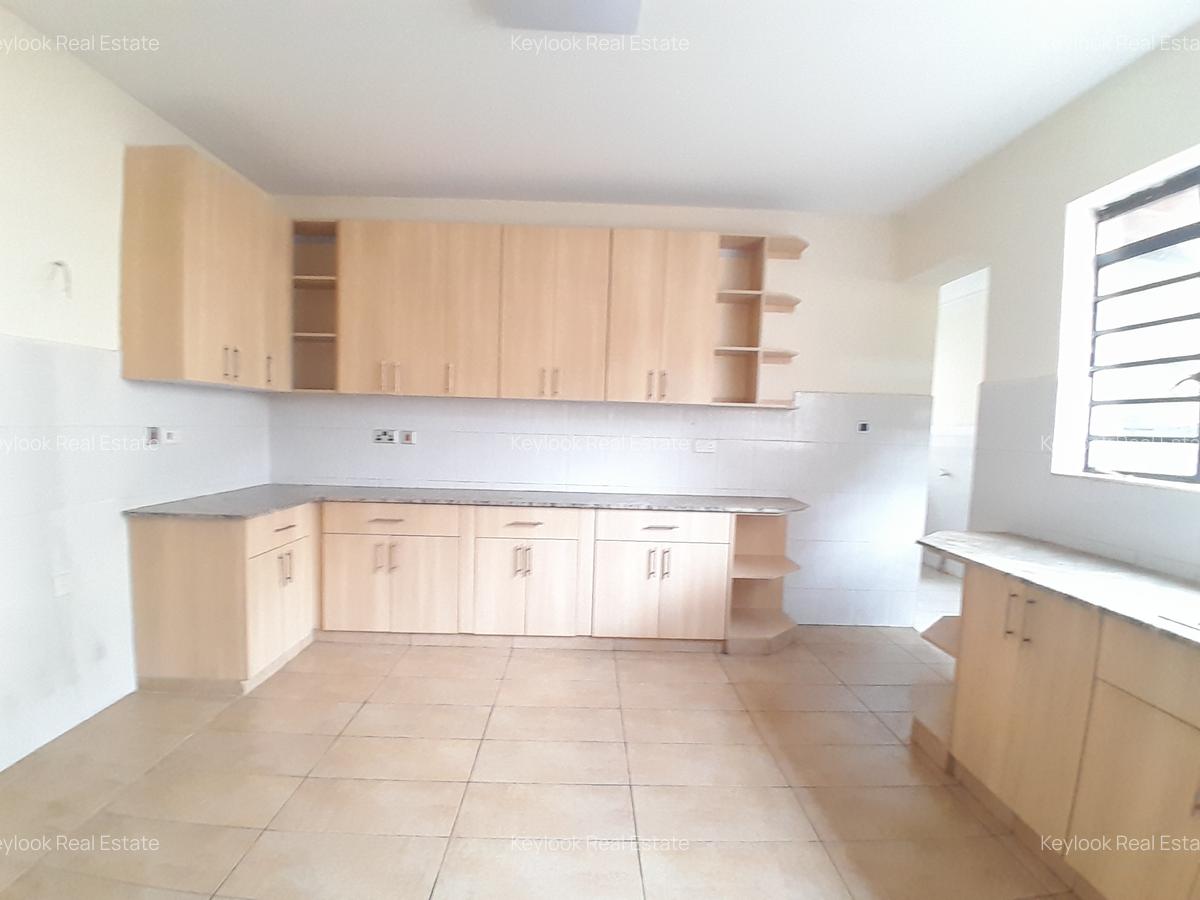 5 Bed Townhouse with En Suite at Lavington - 19