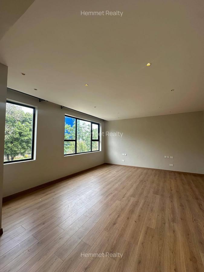 5 Bed Townhouse with En Suite in Lavington - 12