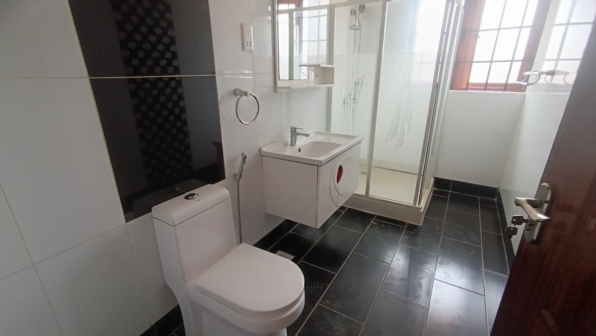 4 Bed House with En Suite in Rosslyn - 18