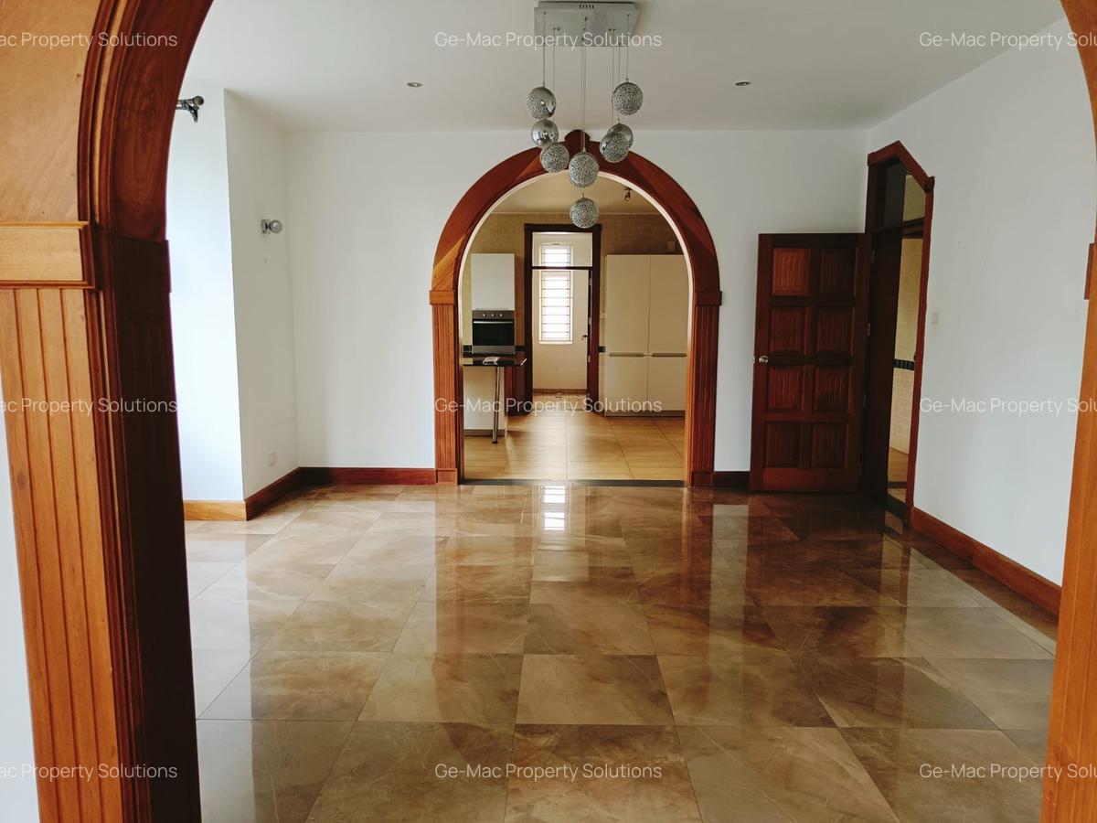 5 Bed House with En Suite in Rosslyn - 7