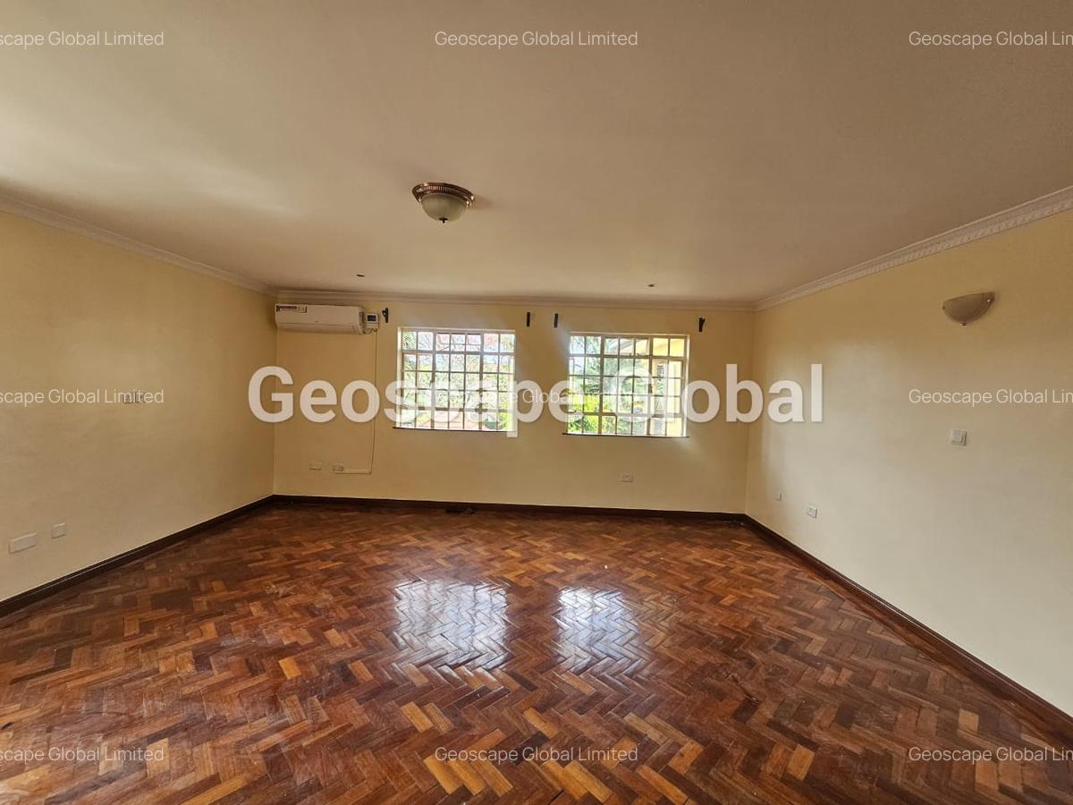 5 Bed House with En Suite in Runda - 12