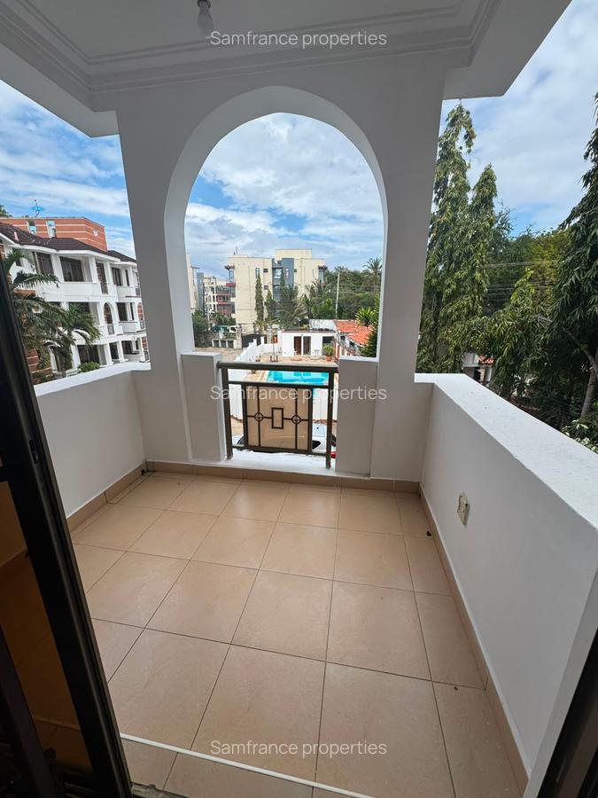 Serviced 2 Bed Apartment with En Suite at Greenwood - 10