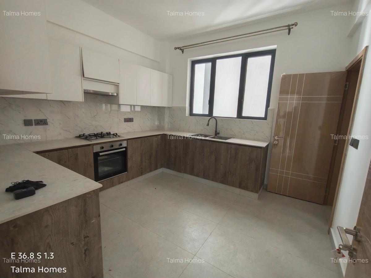 3 Bed Apartment with En Suite at Brookside - 6