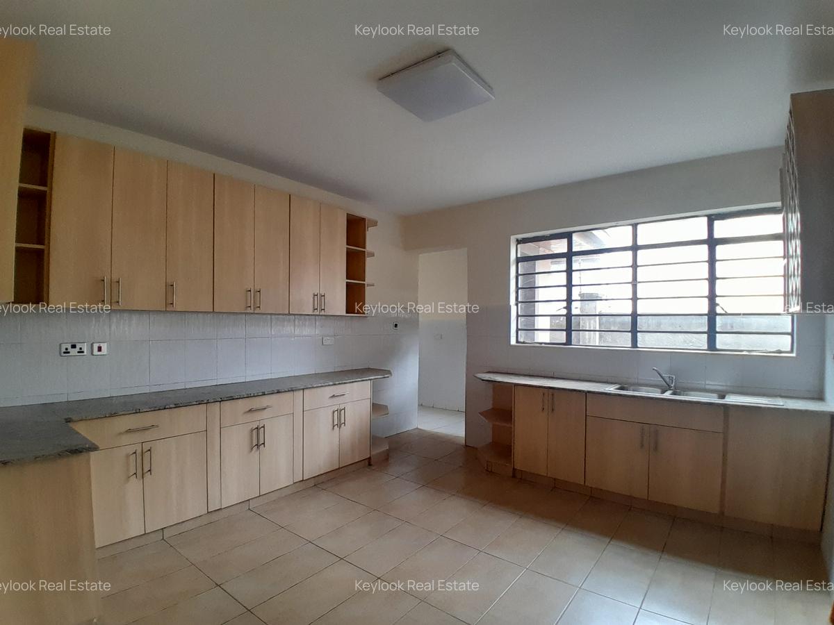 5 Bed Townhouse with En Suite at Lavington - 10