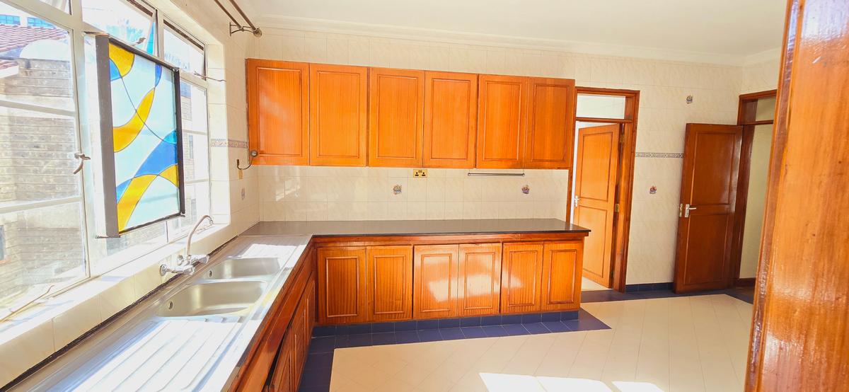 4 Bed Apartment with En Suite at Riverside Drive - 16