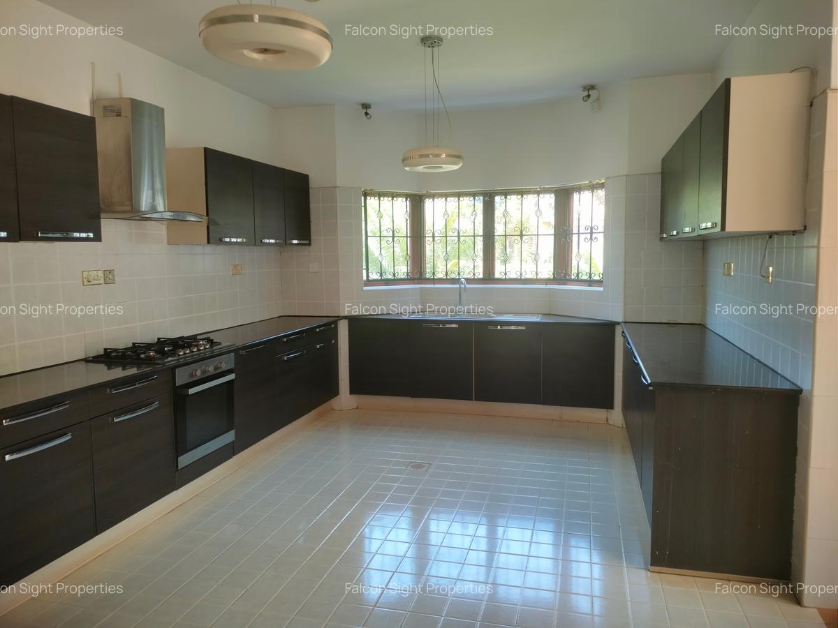 5 Bed Townhouse with En Suite at Few Minutes Drive To Gigiri - 12