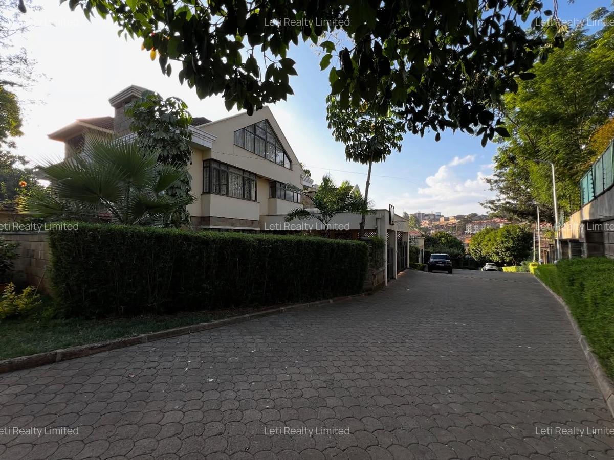 4 Bed Villa with En Suite in Lavington - 1