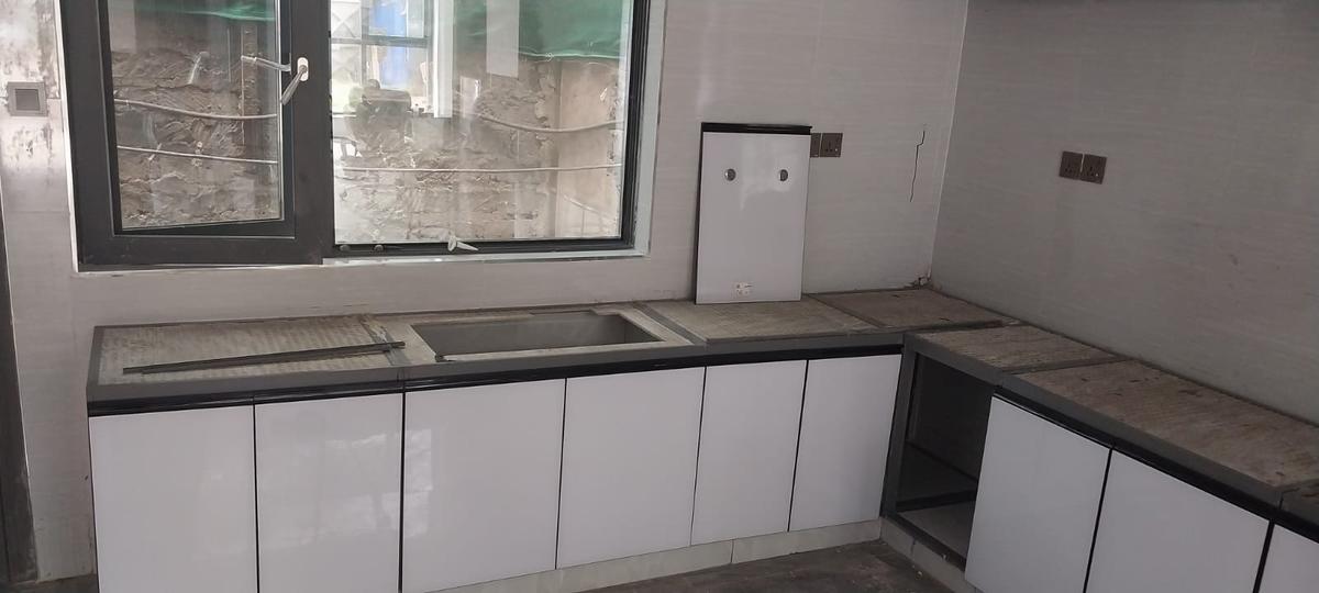 5 Bed Townhouse with En Suite at Lavington - 4
