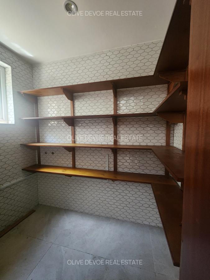 5 Bed Townhouse with En Suite in Lavington - 6