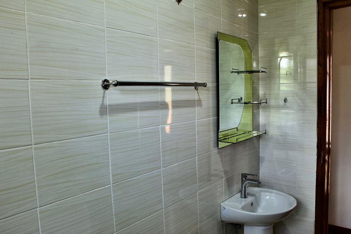 2 Bed House with En Suite at Rosslyn Road - 11