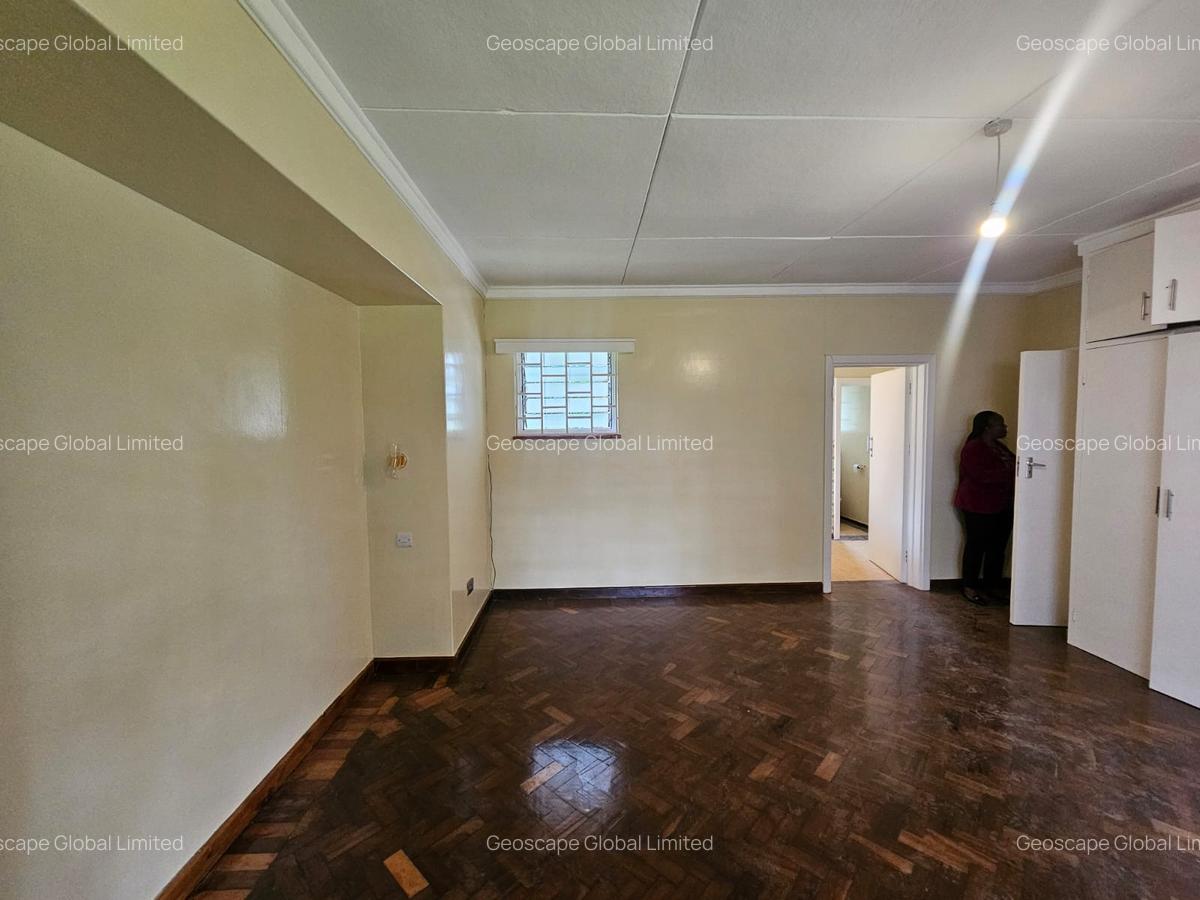 4 Bed House with En Suite in Rosslyn - 4