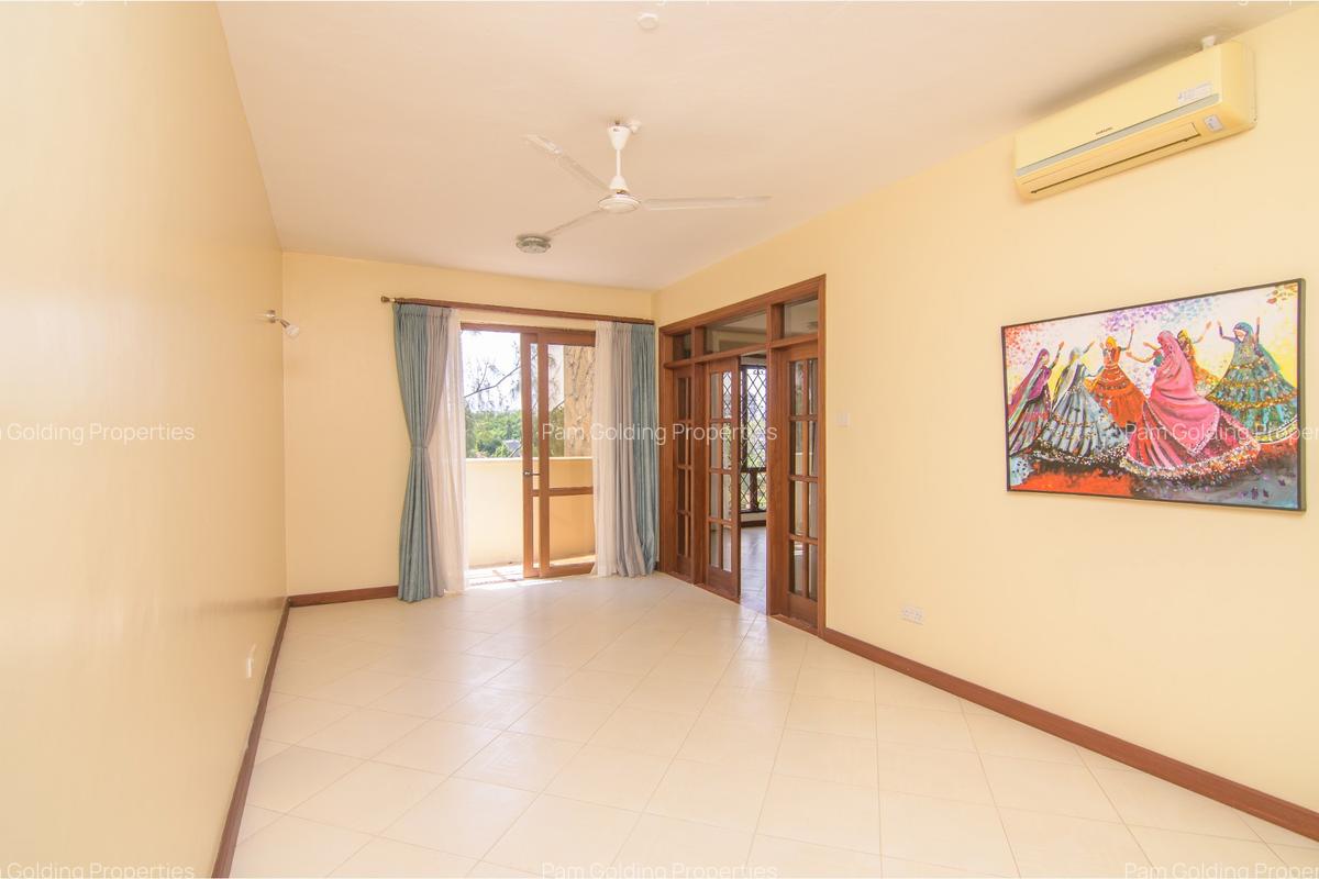 4 Bed Apartment with Swimming Pool at Links Road - 8