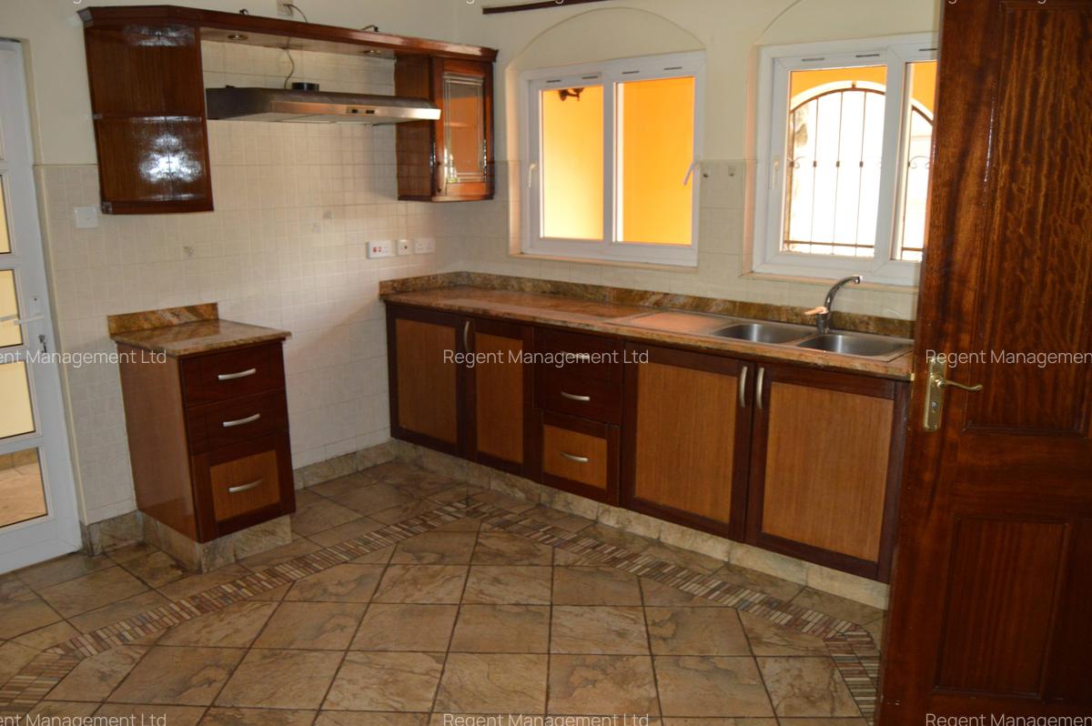 4 Bed Townhouse with En Suite at Palm Spring Gardens - 16