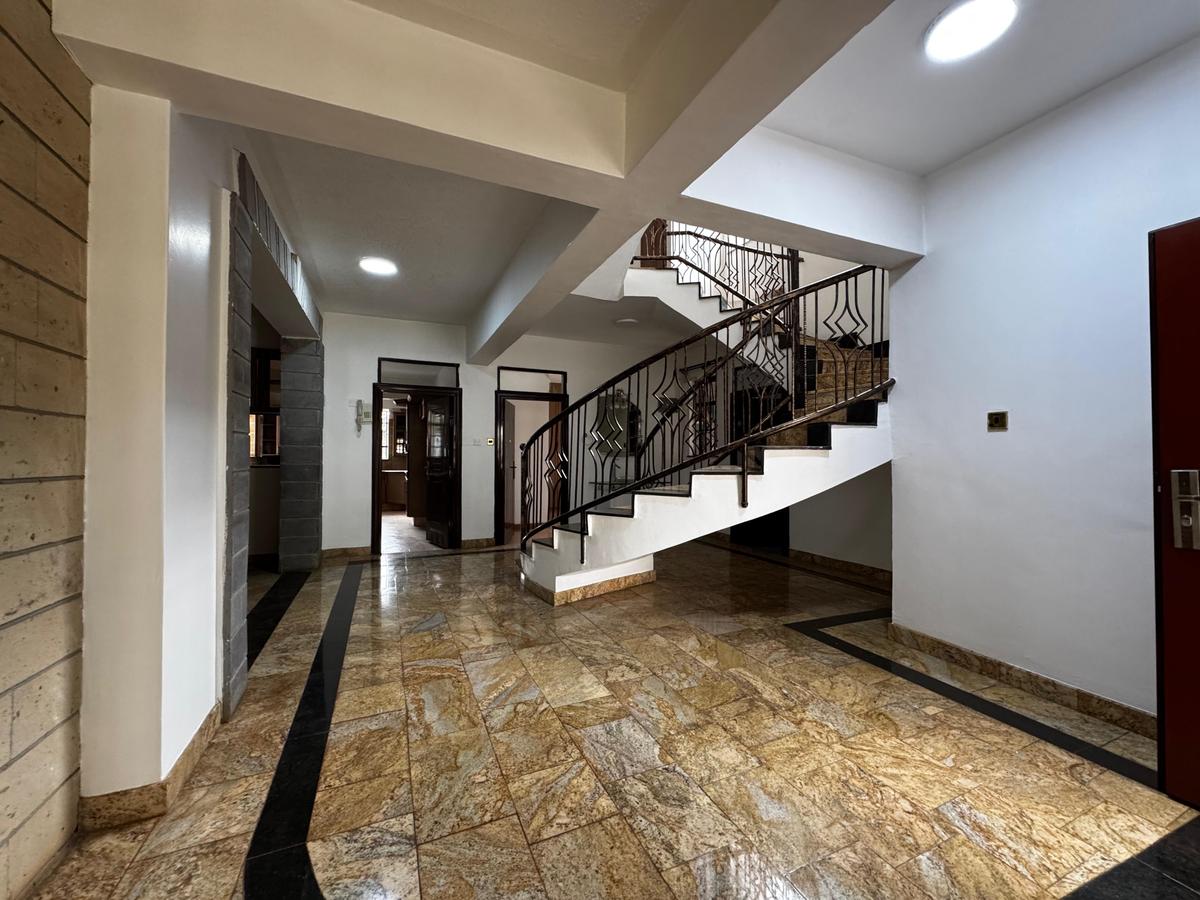 5 Bed Townhouse with En Suite in Lavington - 16