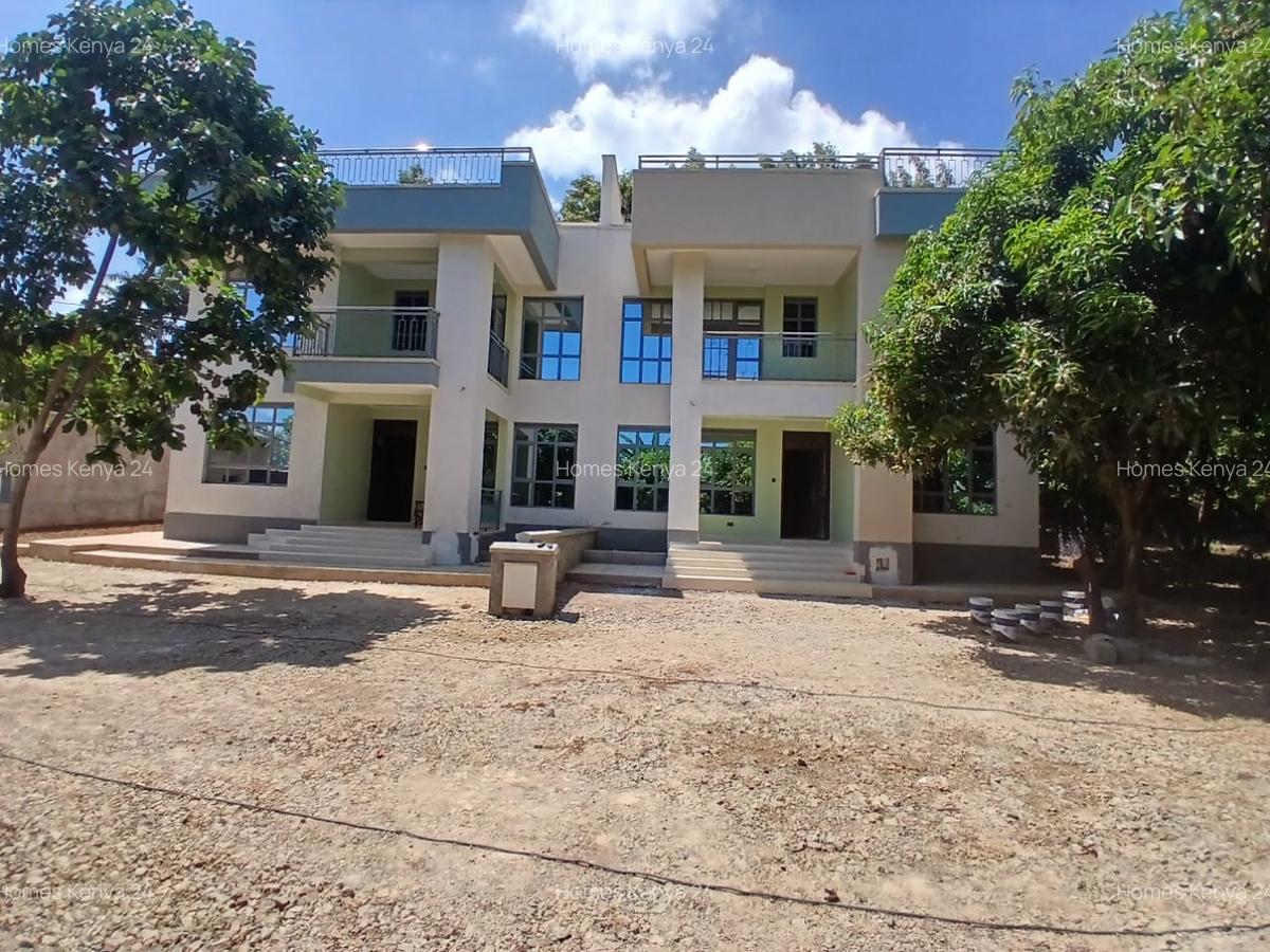 5 Bed House in Garden Estate - 1